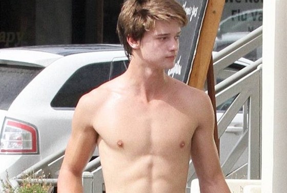 Patrick Schwarzenegger odchází z kurzu jógy