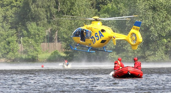 Záchranáská helikoptéra firmy DSA, která psobí v Ústeckém kraji u od roku 2003.