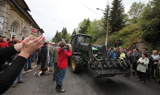 Píznivci starosty Poka projídjí skupinou odprc solárních elektráren. Jeden traktor ídil zastupitel za Pokovo vládnoucí uskupení Josef Houdek a druhý jeho syn Tomá Houdek.