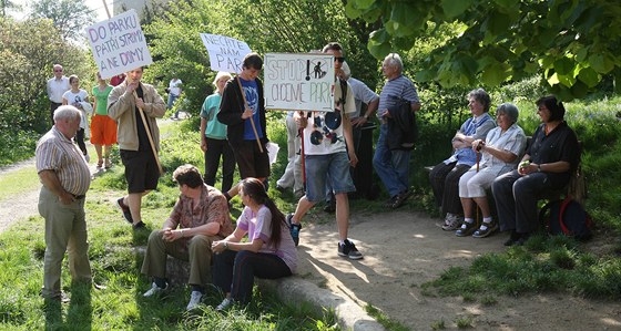 Demonstrace za záchranu libereckého parku U Karkulky