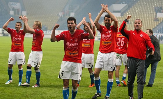 Takhle se fotbalisté Plzn radovali po duelu v Teplicích. A v sobotu me být jejich nadení jet mnohem vtí.