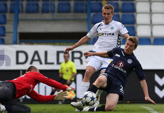 OBRANA V AKCI. Miroslav Filipko, branká Slovácka, a jeho spoluhrá Daniel Nepor likvidují anci Liberce.