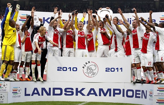 MISTI. Fotbalisté Ajaxu Amsterdam oslavují triumf v nizozemské lize.