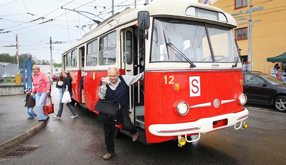 Lidé se mohli svézt i historickými vozy MHD. - Den otevených dveí v Dopravním...