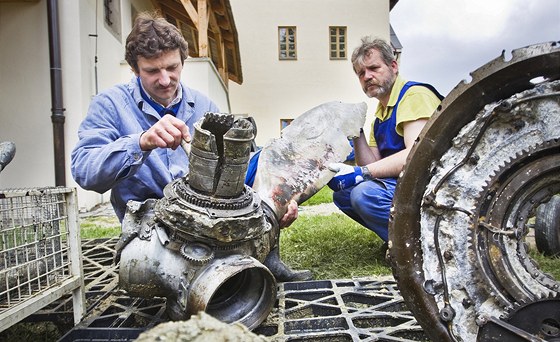 Pracovníci muzea Pavel Cichra a Tomá Fedra istí a konzervují nalezené ásti letadla.