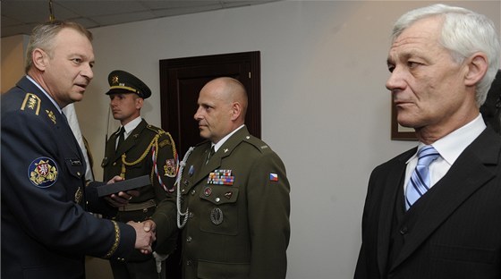 Náelník Generálního tábu AR Vlastimil Picek (vlevo) ocenil rotmistra Petra íra, který letos 20. dubna zachránil ivot idii hoícího vozidla Miroslavu Gottwaldovi (vpravo).