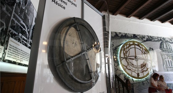 Exponáty výstavy o historii olomouckého orloje