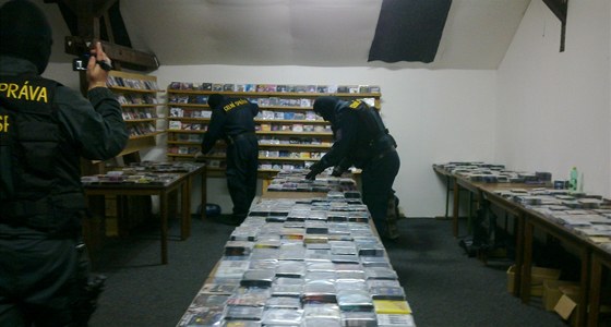 Celníci zabavili na Folmav a v Ai tém 30 tisíc pirátských CD a DVD.
