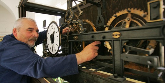 kolník Stední prmyslové koly v Ostrov Miloslav Broovský u hodinového stroje, který je vystavený na kolní chodb. 