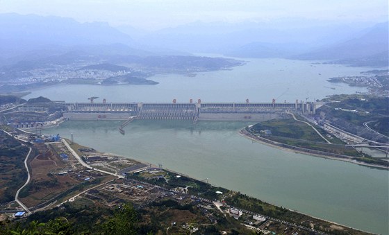 Msta na dolním toku Jang-c'-iang si stují, e pehrada zadruje píli mnoho vody 