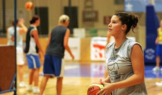 Michaela Muchová na tréninku karlovarských basketbalistek.