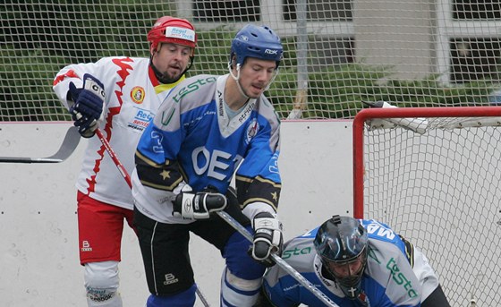 Hokejbalista Jaroslav Pavlík (vlevo) z Hradce Králové se tlaí k letohradské brance.