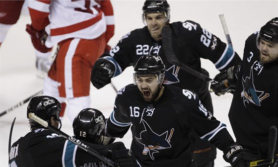 Hokejisté San Jose Sharks slaví gól bhem sedmého zápasu série s Detroitem Red Wings.