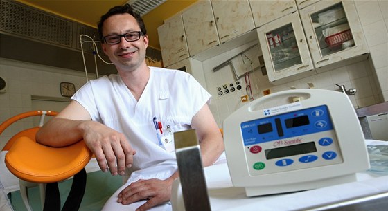 Gynekolog Martin Janá s novým oxymetrem vsetínské nemocnice. Ten pome lékam pi rozhodování, jaký porod u eny zvolit.