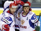 RUSKÁ RADOST. Rusové dali esku gól, Ilja Kovaluk a Alexandr Radulov zvou dalí spoluhráe do jásacího hlouku.