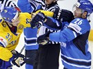 KONFLIKT. véd Marcus Krüger se postrkává s finským hokejistou  Jarkko Immonenem pi finále MS.