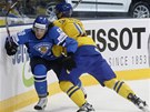 ZÁVORA. védský hokejista Carl Gunnarsson zatarasil cestu finskému soupei Juhamatti Aaltonenovi.