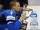MISTROVSKÝ POLIBEK. Finský kapitán Mikko Koivu líbá trofej pro hokejové mistry svta.