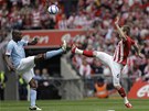 JAKO V ZRCADLE. Mario Balotelli z Manchesteru City a Glenn Whelan ze Stoke jakoby se snaili napodobit jeden druhho.