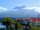 Pohled z ostrova Faial na vulkán Pico na sousedním ostrov
