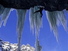 Horolezec Ueli Steck zlézá ledopád poblí  Oeschinenu v oblasti Bernu.