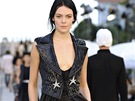 Tradiní veerní aty nahradil Lagerfeld v nové kolekci sukní a zdobenou vestikou, ani by ubral na eleganci.