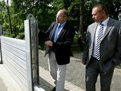 Ministr zemdlstv Ivan Fuksa (vlevo) s Marianem ebestou z Povod Labe si prohl mobiln st protipovodov zdi.