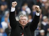 TRENR - LEGENDA. Kou Manchesteru United Alex Ferguson se raduje z vyrovnn v zpase Blackburnem.