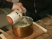 K nastrouhanmu parmaznu pidejte jet panensk olivov olej a rizoto na zvr lehce promchejte.