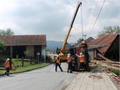 Vyproovn tahae v Osku na Kromsku. Ten se v zatce pevrtil naloen kldami na bok, z korby se pak kmeny uvolnily a mimo jin zboily st stodoly u silnice.