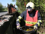 Hasii vytahovali auto, kter spadlo u Pozdchova do potoka.