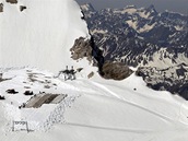 Pracovnci pikrvaj ledovec na nejvy hoe Nmecka Zugspitze. Speciln folie maj zabrnit tn ledovce bhem letn sezony.
