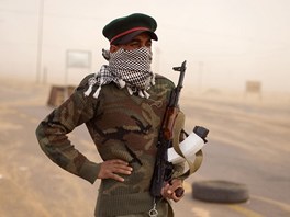 Libyjsk rebel v psen boui ste silnici u Benghz (11. kvtna 2011)
