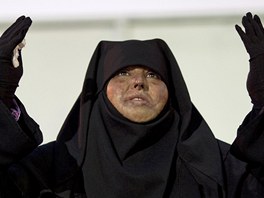 Libyjsk muslimka bhem pten modlitby v Benghz (13. kvtna 2011)