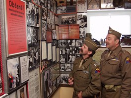 Rozvadovsk Muzeum elezn opony vystavuje spoustu dobovch fotografi a...