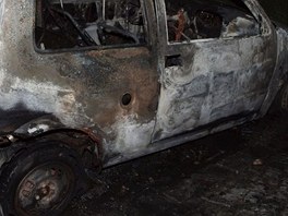 Pi pjezdu prvnch hasi bylo auto zn. FIat Cinquecento cel v plamenech. 
