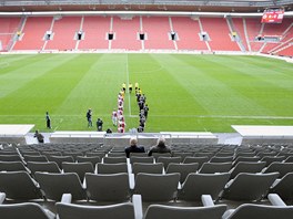 PRO A PRO KOHO? Zpas fotbalist Slavie a Pbrami se hrl bez divk. Pi nstupu na velk stadion se hrm mon honily v hlav rzn otzky.