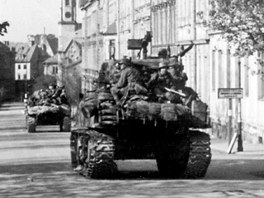 Americk tanky pijdj do Chebu ulic 26.dubna k Americk kole (nazvan tak proto, e tam byl tb) v roce 1945. Zbr z dokumentrnho filmu Luka Matjka