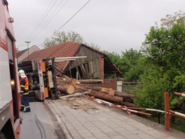 Nehoda v Osku na Kromsku, pi kter se v zatce pevrtilo nkladn auto naloen kldami na bok. Z korby se pak kmeny uvolnily a mimo jin zboily st stodoly u silnice.