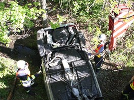 Hasii vytahovali auto, kter spadlo u Pozdchova do potoka.