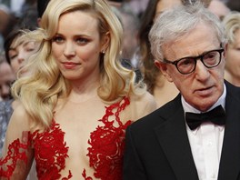 Rachel McAdamsov a Woody Allen na prezentaci filmu Plnoc v Pai v Cannes...