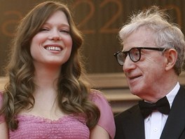 Cannes 2011 - Woody Allen a La Seydouxov na premie filmu Plnoc v Pai...