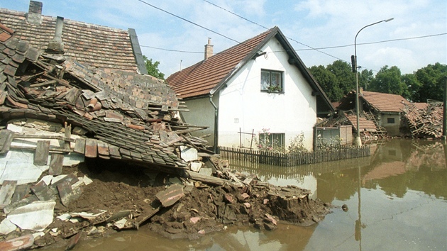 Povodnmi zniená obec Zálezlice na Mlnicku.