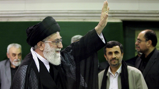 Zleva: Ajatolláh Chameneí a íránský prezident Mahmúd Ahmadíneád (5. kvtna...