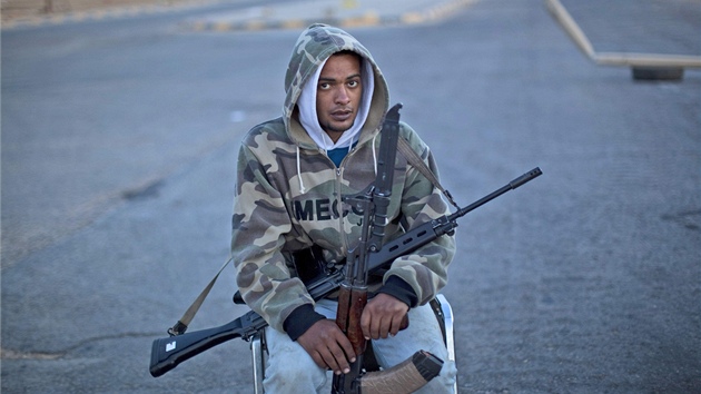Libyjský rebel na hlídce ped Adedabíjí (17. kvtna 2011)