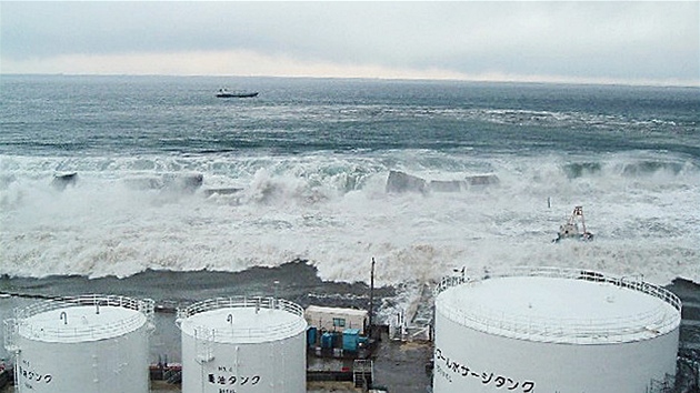 Snímky spolenosti Tepco ukazují náraz tsunami ve Fukuim. (11. bezna 2011)