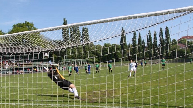 SOUBOJ BRANKÁŘŮ. Chomutovský Zaťko (v bílém) střílí penaltu na Čabu z Vltavínu, který směr vystihl, ale na ránu do šibenice nedosáhl. SOUBOJ BRANKÁŘŮ. Chomutovský Zaťko (v bílém) střílí penaltu na Čabu z Vltavínu, který směr vystihl, ale na ránu do šibenice nedosáhl.