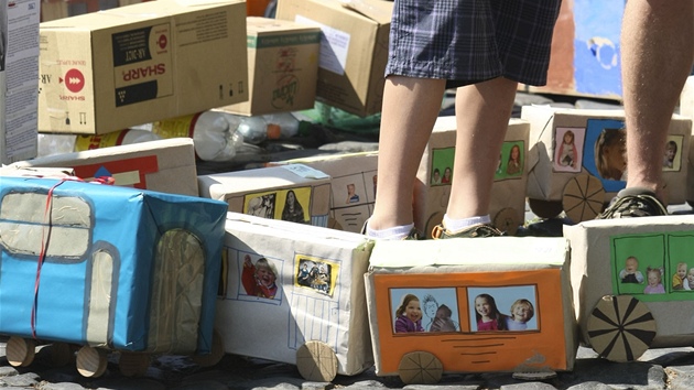 koláci v Litomicích postavili ke 102. narozeninám Nicholase Wintona rekordní vlak z recyklovatelného materiálu.