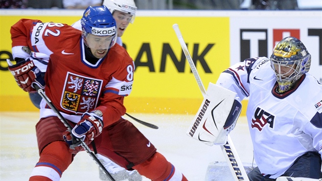 Hokejový útoník Tomá Plekanec brzdí ped americkým brankáem Conklinem ve tvrtfinále.