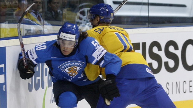 ZÁVORA. védský hokejista Carl Gunnarsson zatarasil cestu finskému soupei Juhamatti Aaltonenovi.